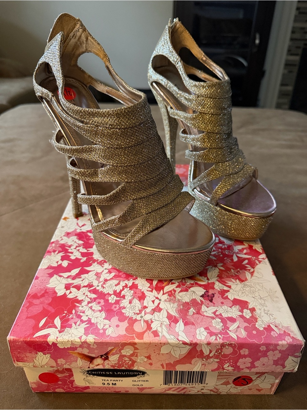 Chinese laundry Metallic Gold Glittered Platform Heels Size 9.5 Never Worn